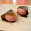 Mochi dulce relleno con pasta de judías rojas y cubierto con una hoja de sakura.